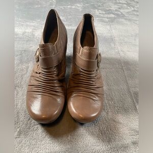 Baretraps Tamra Ankle Booties Shoes Sz 10M Tan Brown Leather Block Heel Buckle